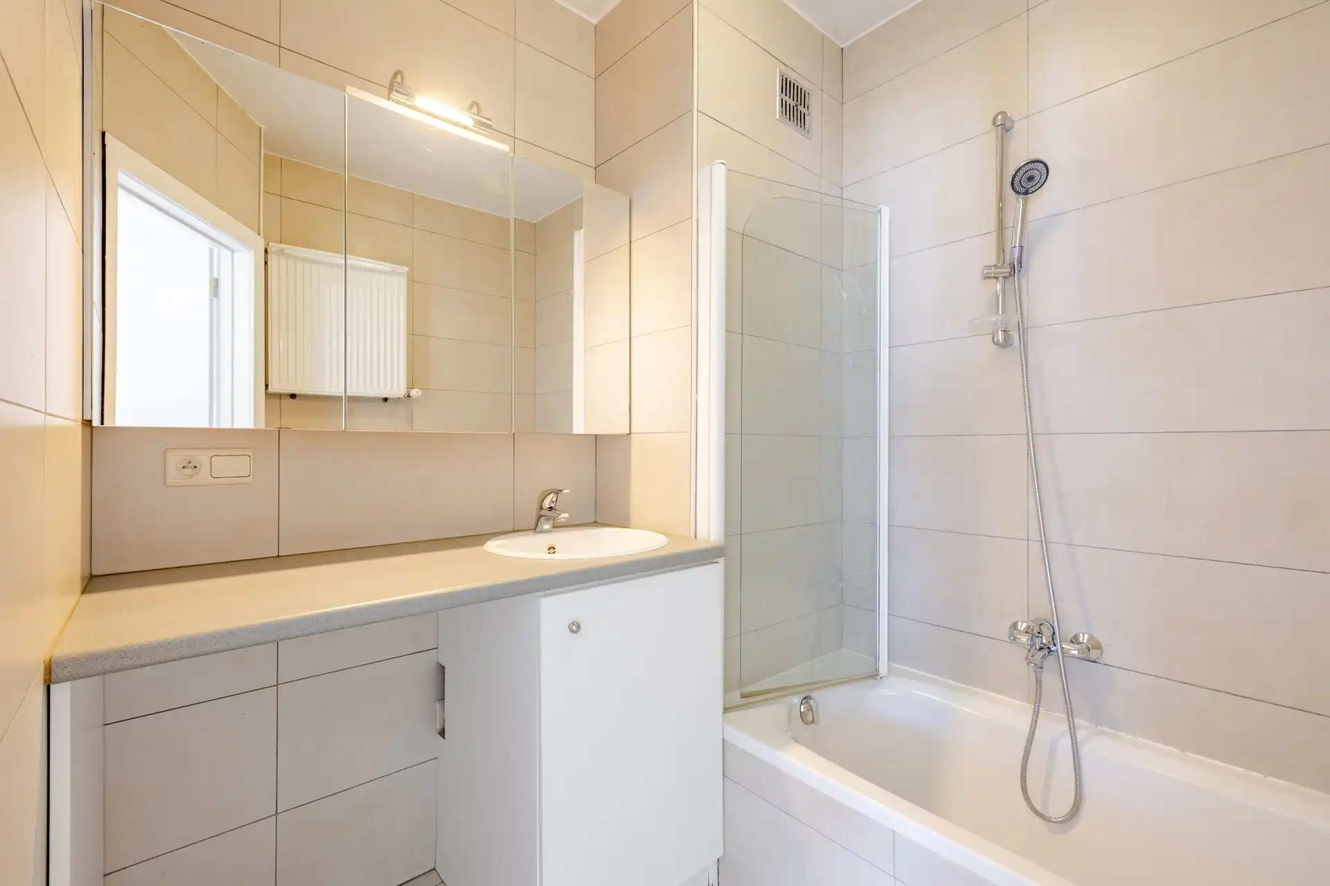 Instapklaar appartement met 2 slaapkamers op prachtige locatie! foto 3
