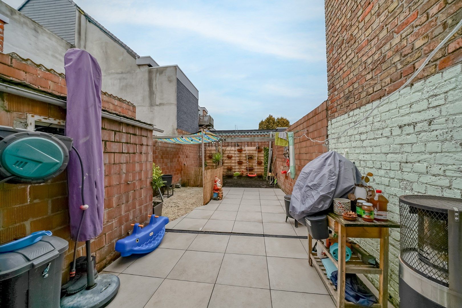 Rijwoning met 4 slaapkamers en tuin te Oostende foto {{pictureIndex}}