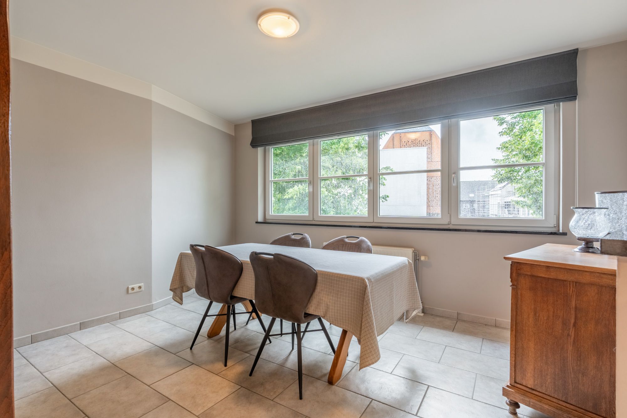 Perfect onderhouden en instapklaar triplex appartement met privatieve inkomhal, aangename woonkamer, praktische keuken, 2 ruime slaapkamers en fijn zonneterras! Het appartement is rustig gelegen vlak aan het centrum van Peer. foto 19