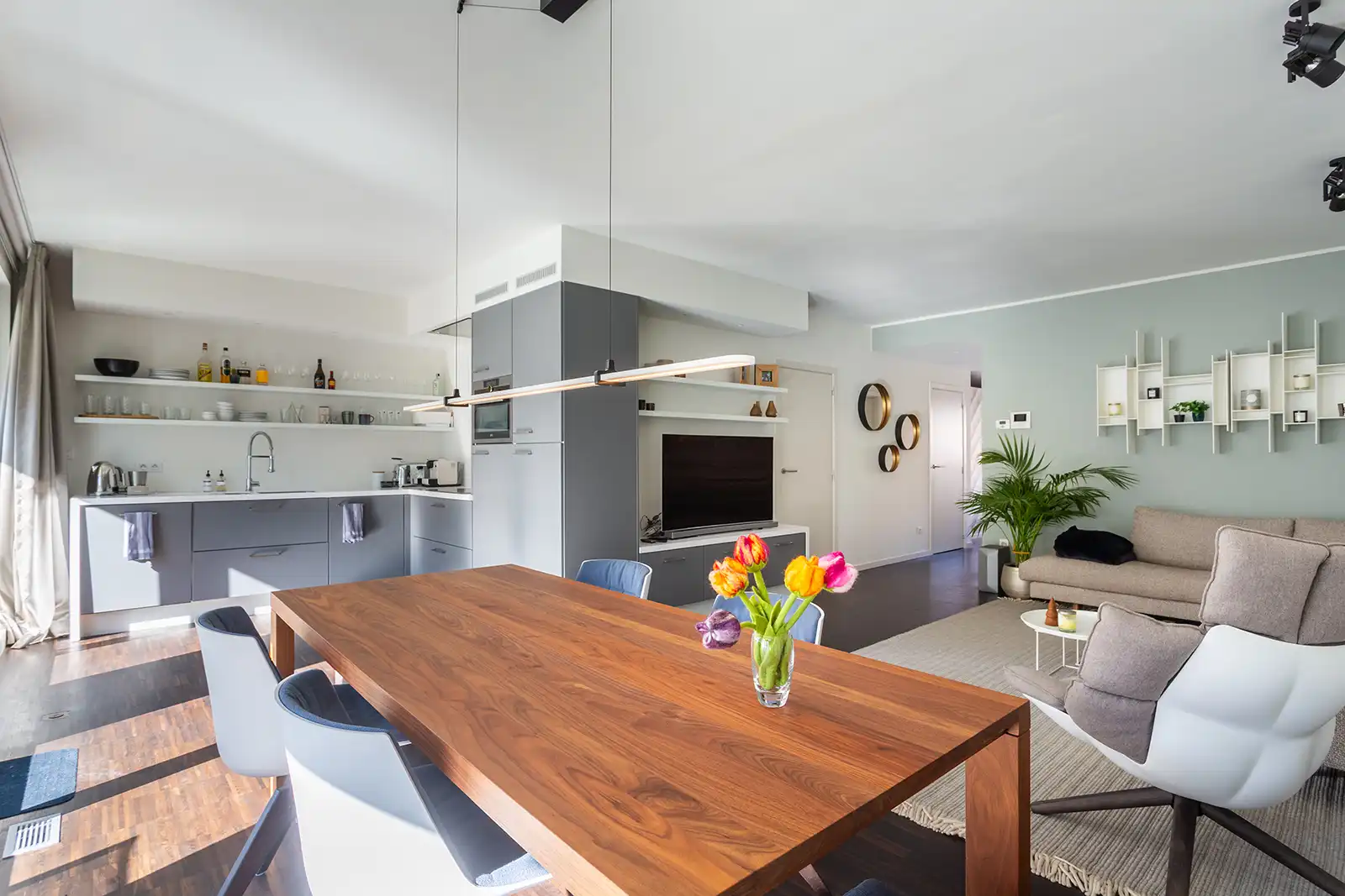 Luxueus en gemeubeld appartement met twee terrassen en parking op het Zuid foto 3