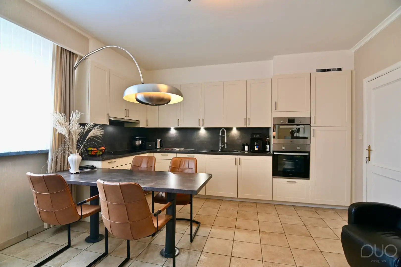 Ruim en luxueus afgewerkt 3-slaapkamerappartement (155 m²) met privé-inkom, kelder en garage in Heers foto 7