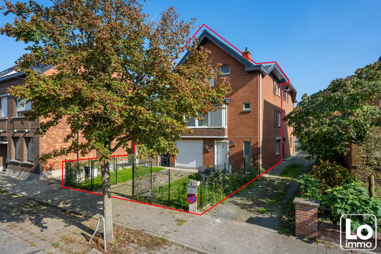 Instap klare half open woning met inpandige garage en kleine voortuin op een toplocatie nabij het centrum van Oostakker! foto 2