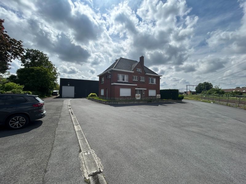 Industrieel complex bestaande uit verschillende loodsen + villa met kantoorgedeelte (mogelijkheid om tot 2.400 m² bij te bouwen) foto 6