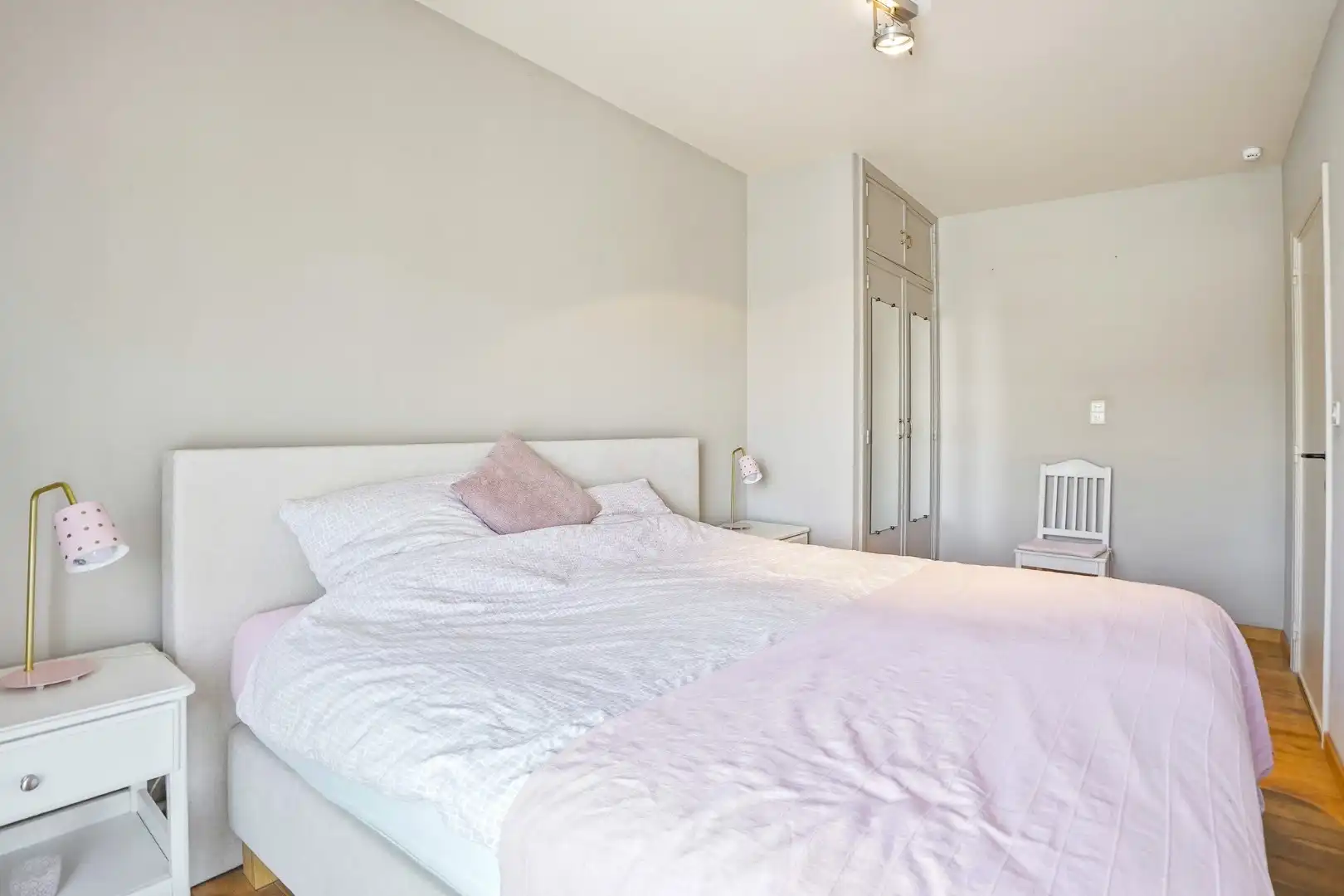 Instapklaar en lichtrijk 3-slaapkamerappartement (109 m²)met terras en parkeerplaats te Oostduinkerke.  foto 8