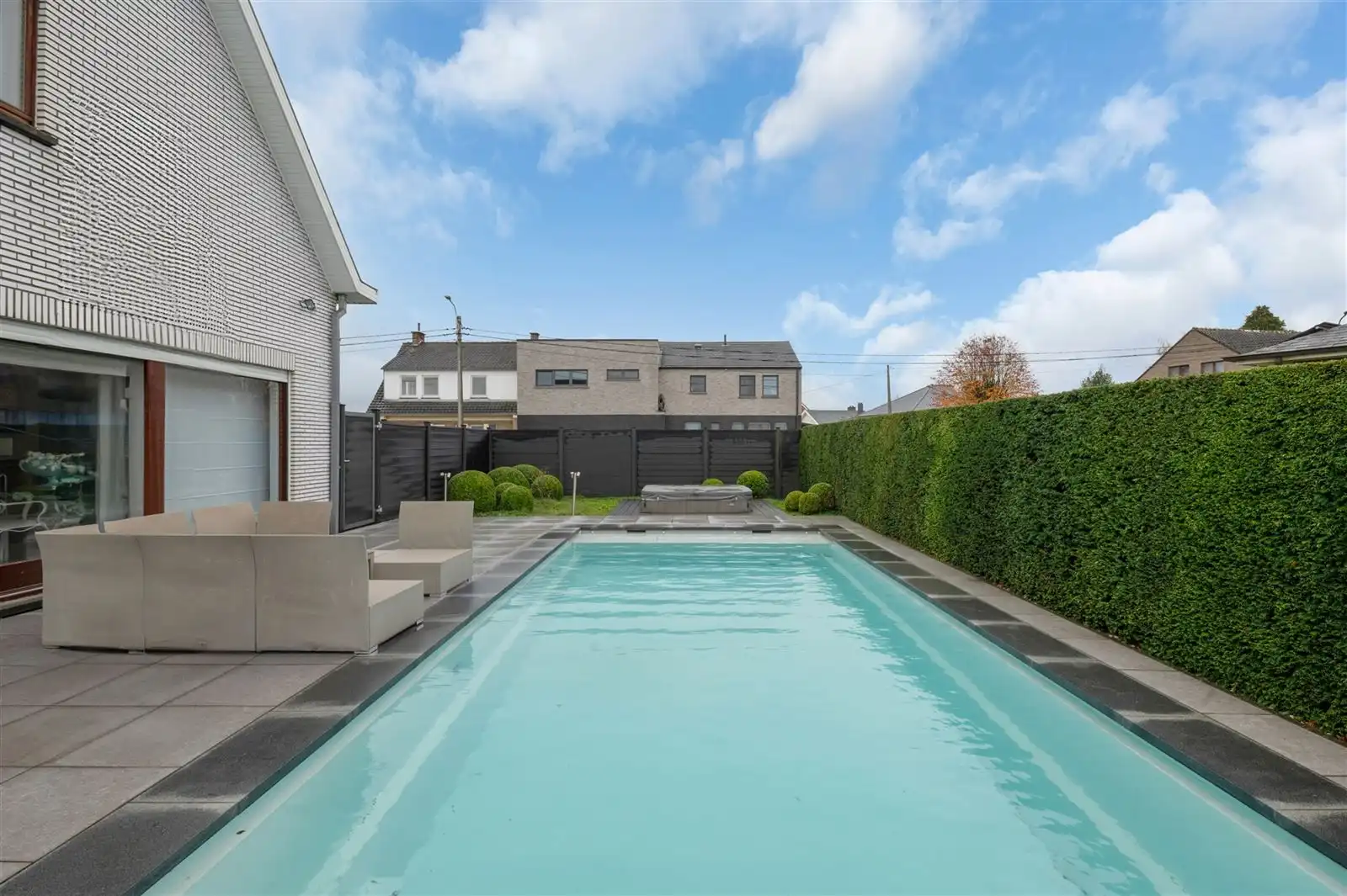 Polyvalente villa met  zeer grote loods foto 12