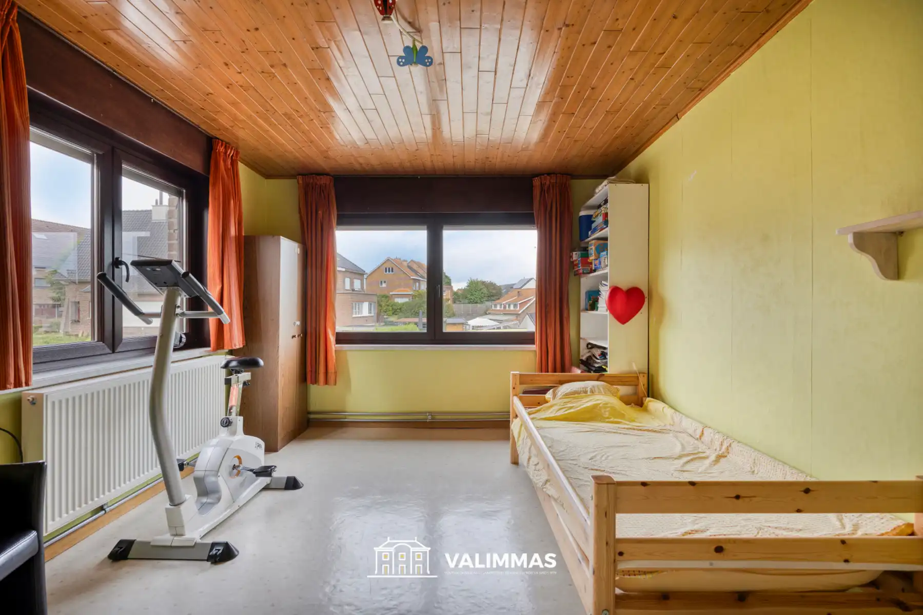 Zeer ruime vrijstaande woning met tuin, garage & bijgebouwen foto 31
