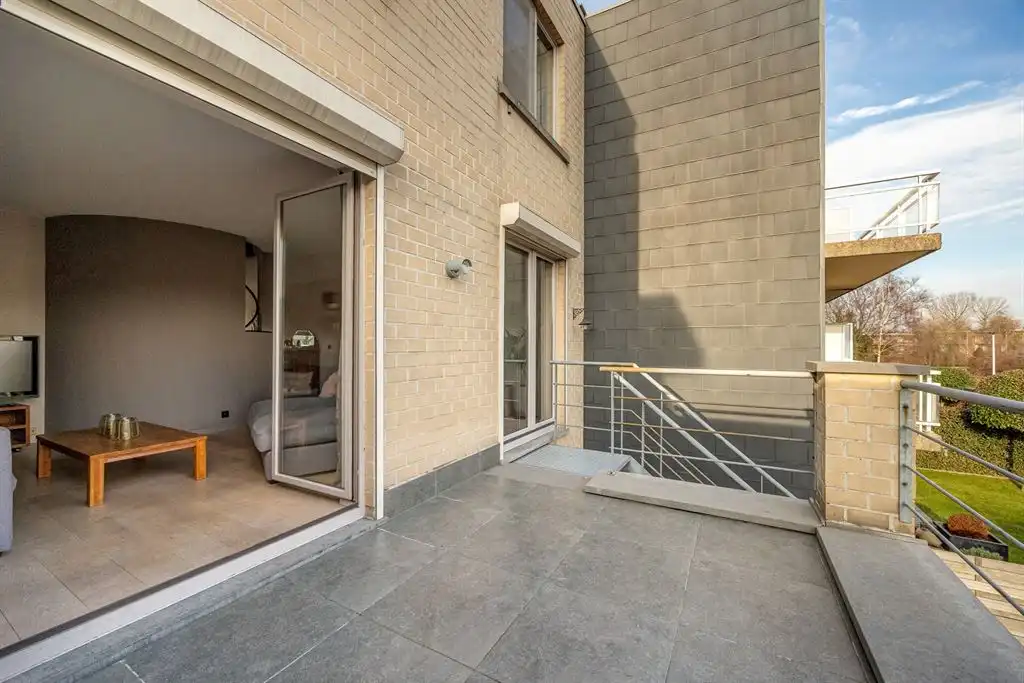 Ruime woning met inpandige garage en tuin foto 5