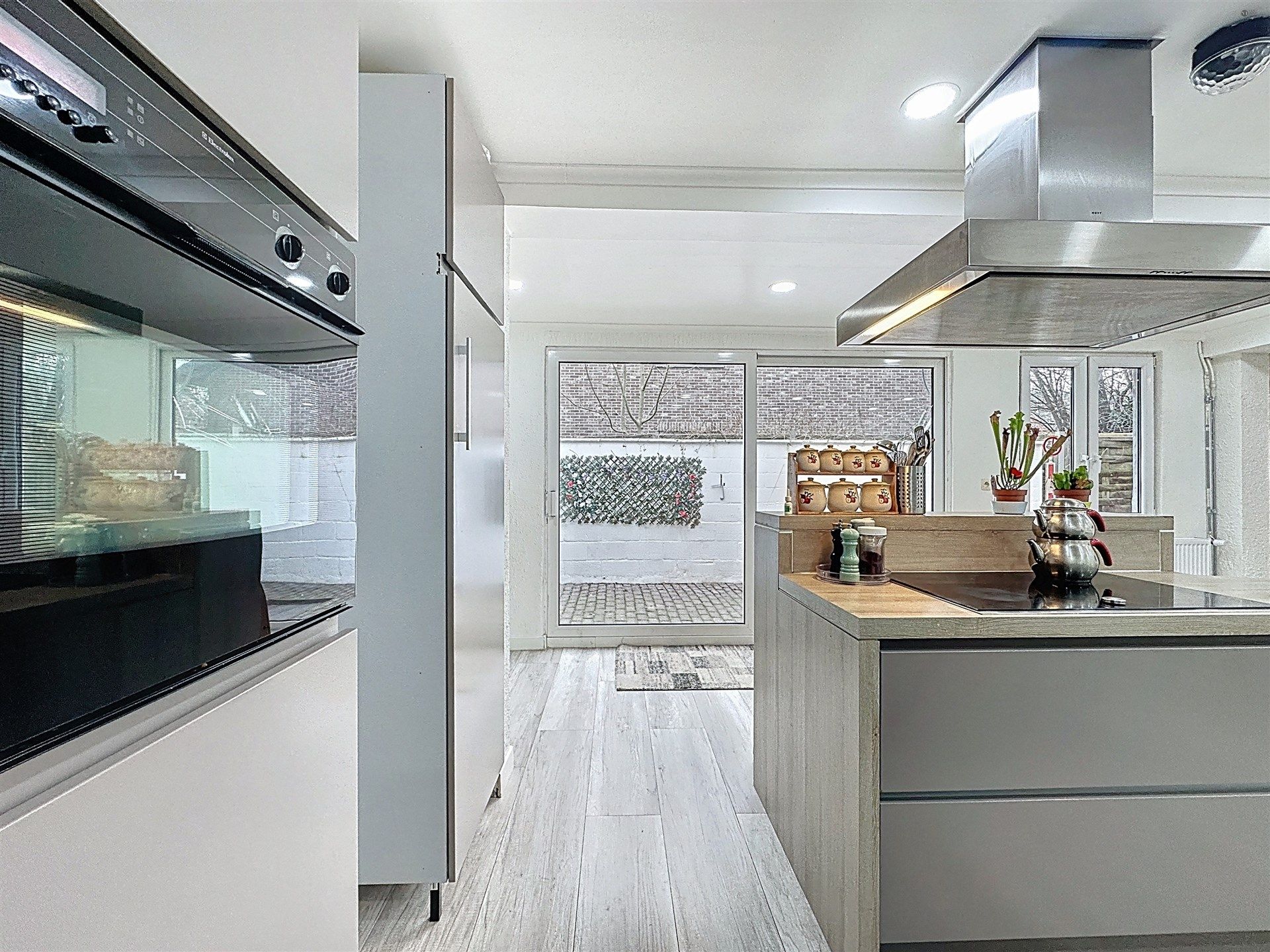 Ruime gezinswoning met 4 slaapkamers en 3 badkamers op perceel van 646m²! foto 4