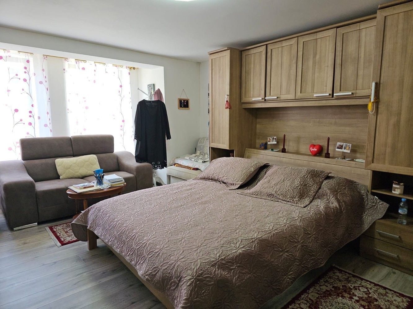 Ruime woning met tuin, 4 slaapkamers en 2 garages foto 4