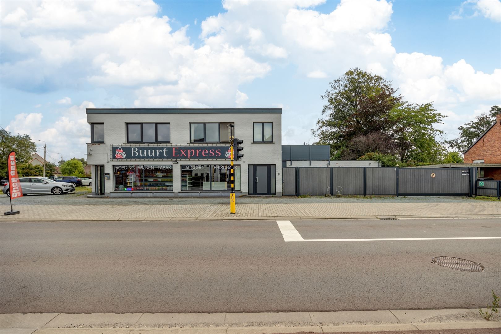 Handelsruimte en twee appartementen op een toplocatie foto 20