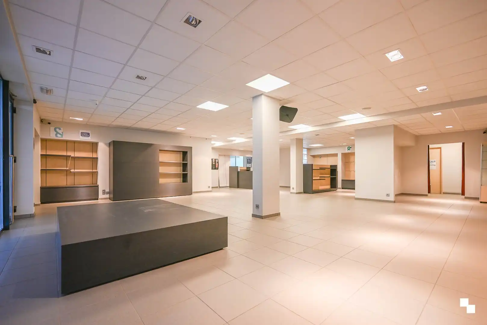 Deels ingerichte handelsruimte op toplocatie te Sint-Andries foto {{pictureIndex}}