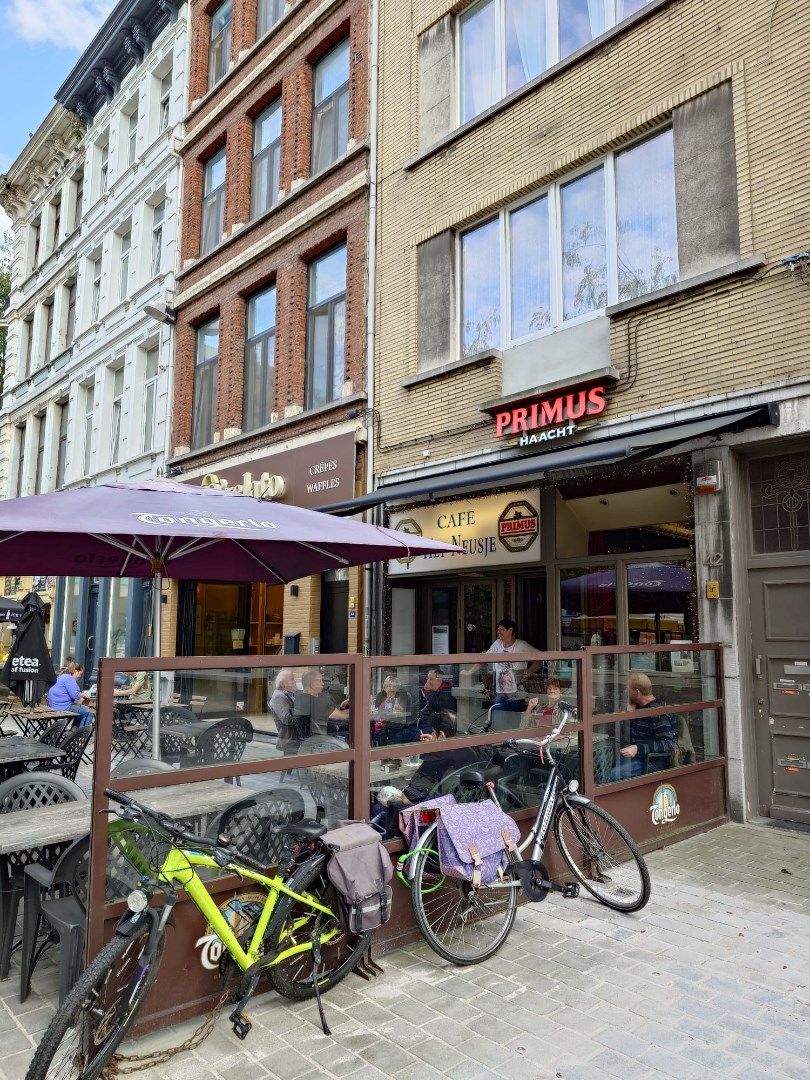 Legendarisch café aan het Neuzenplein foto 3