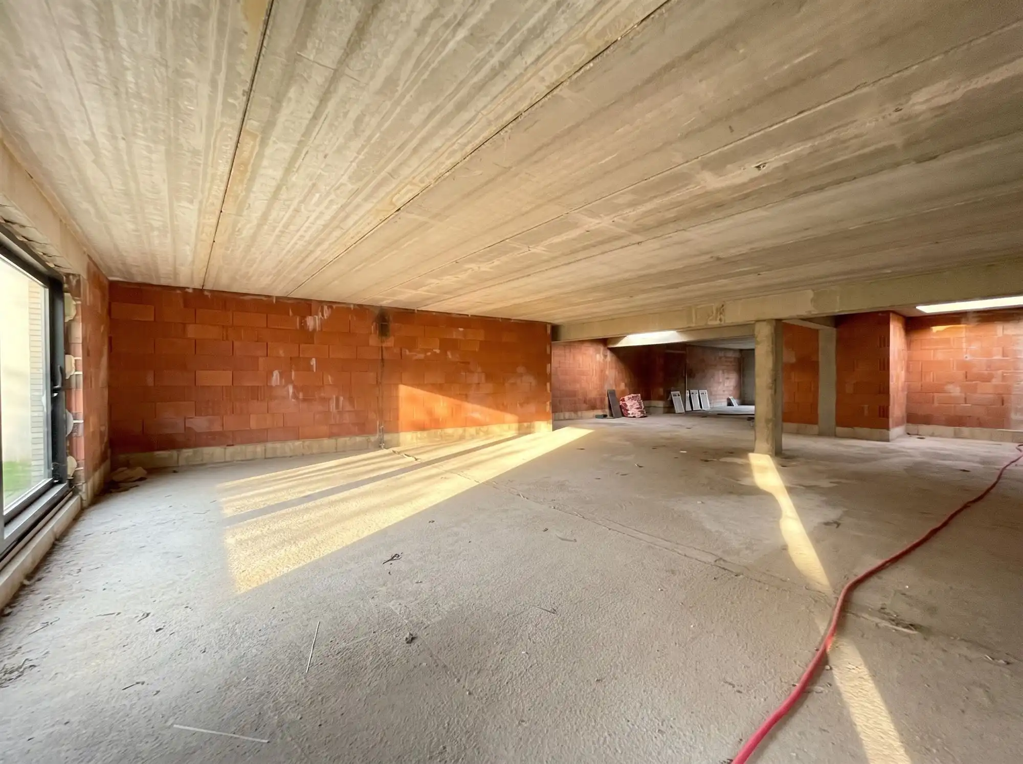 Ultra zichtbaar handelsgelijkvloers van 215m² en 10,5m vitrine op de markt foto 9