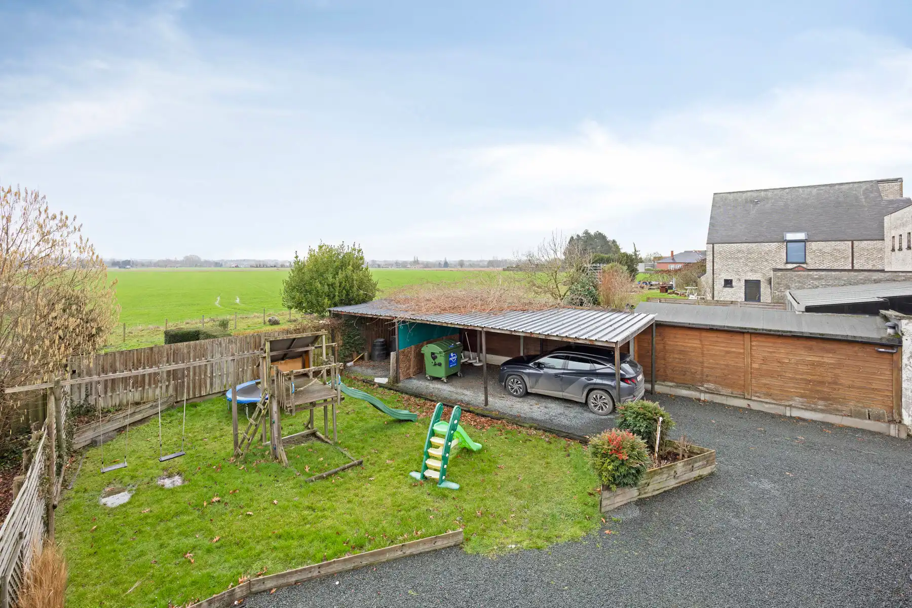 veelzijdig handelshuis met woonst en appartement foto 2