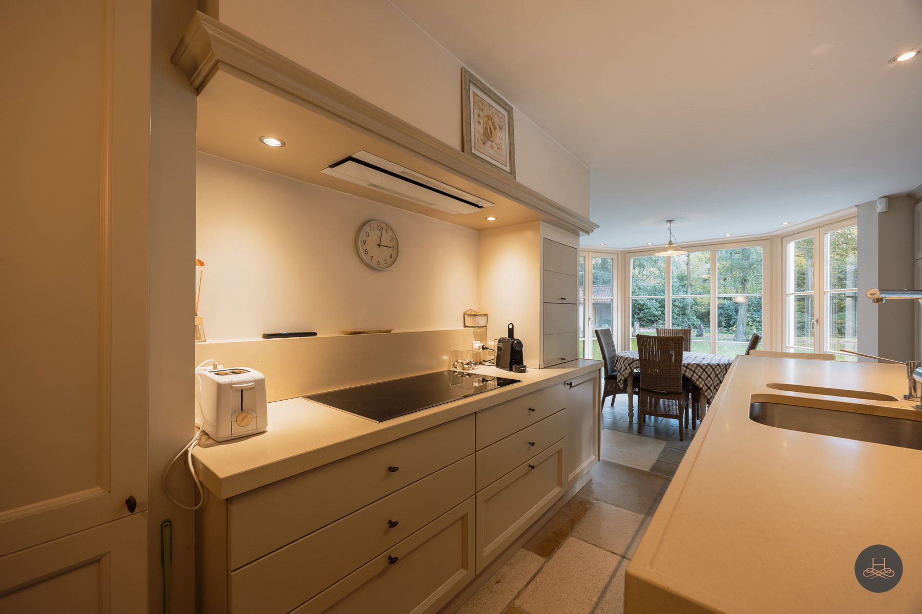 Riant landhuis met zwembad op ruim perceel in rustige wijk foto 11