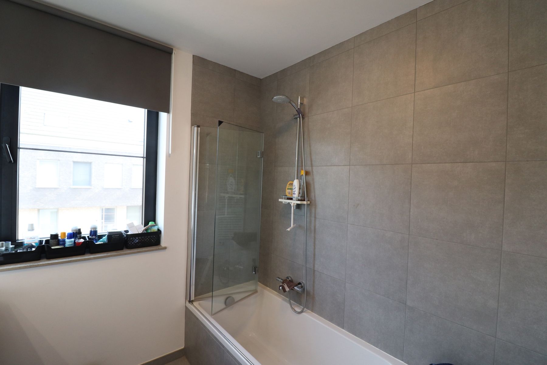 Recent 2-slaapkamerappartement 1ste verdieping links met lift, autostaanplaats en berging. foto 8
