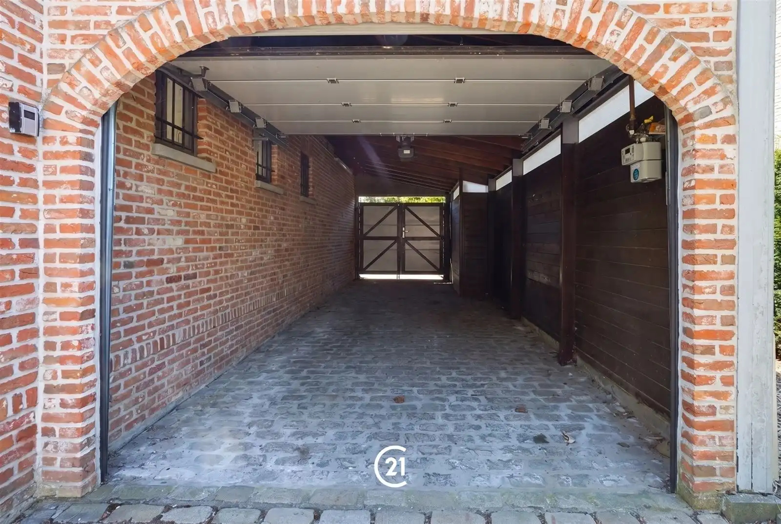 Gemeubelde en instapklare villa met tuin op toplocatie foto 24