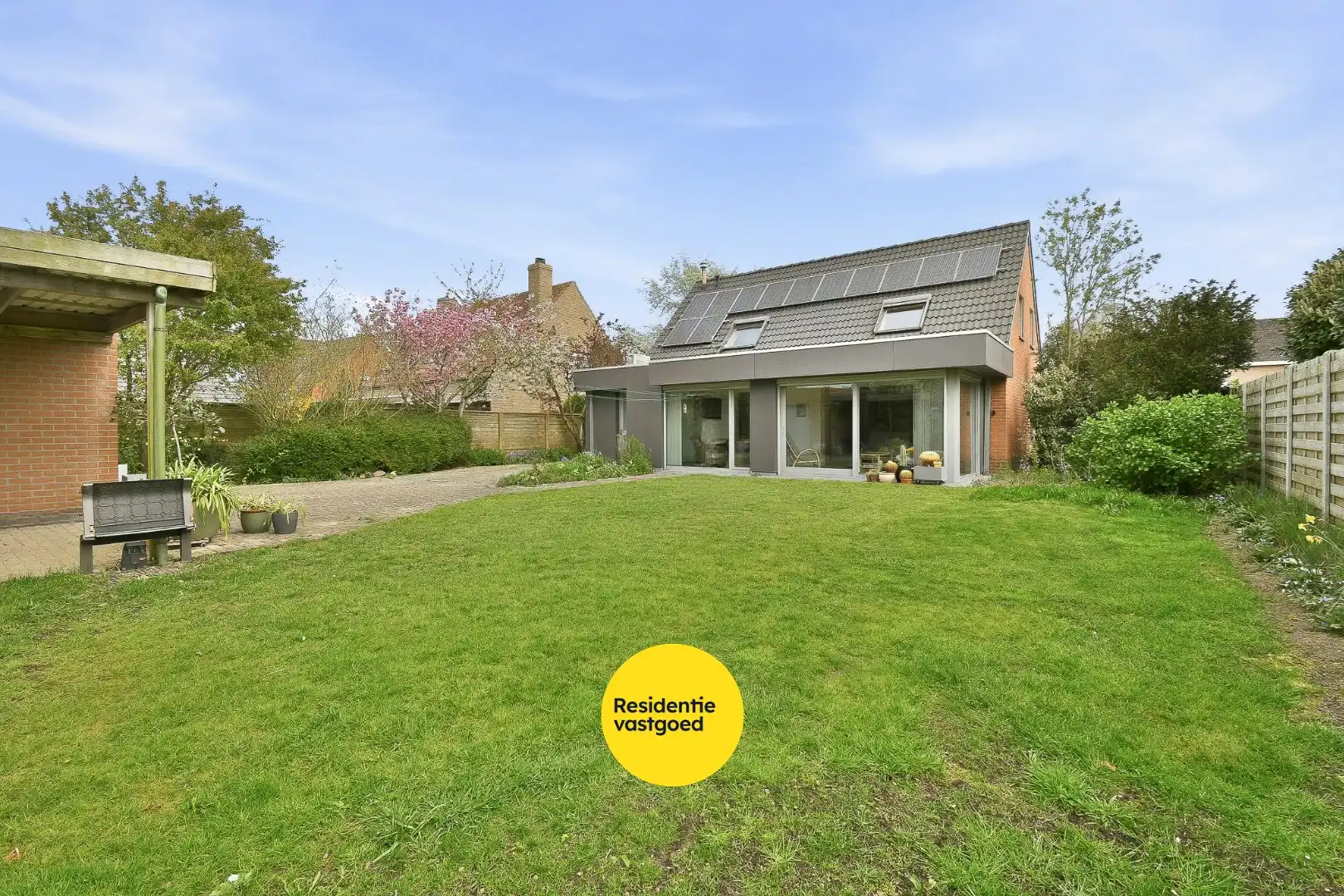 Instapklare woning met 4 slaapkamers, garage en carport foto 3