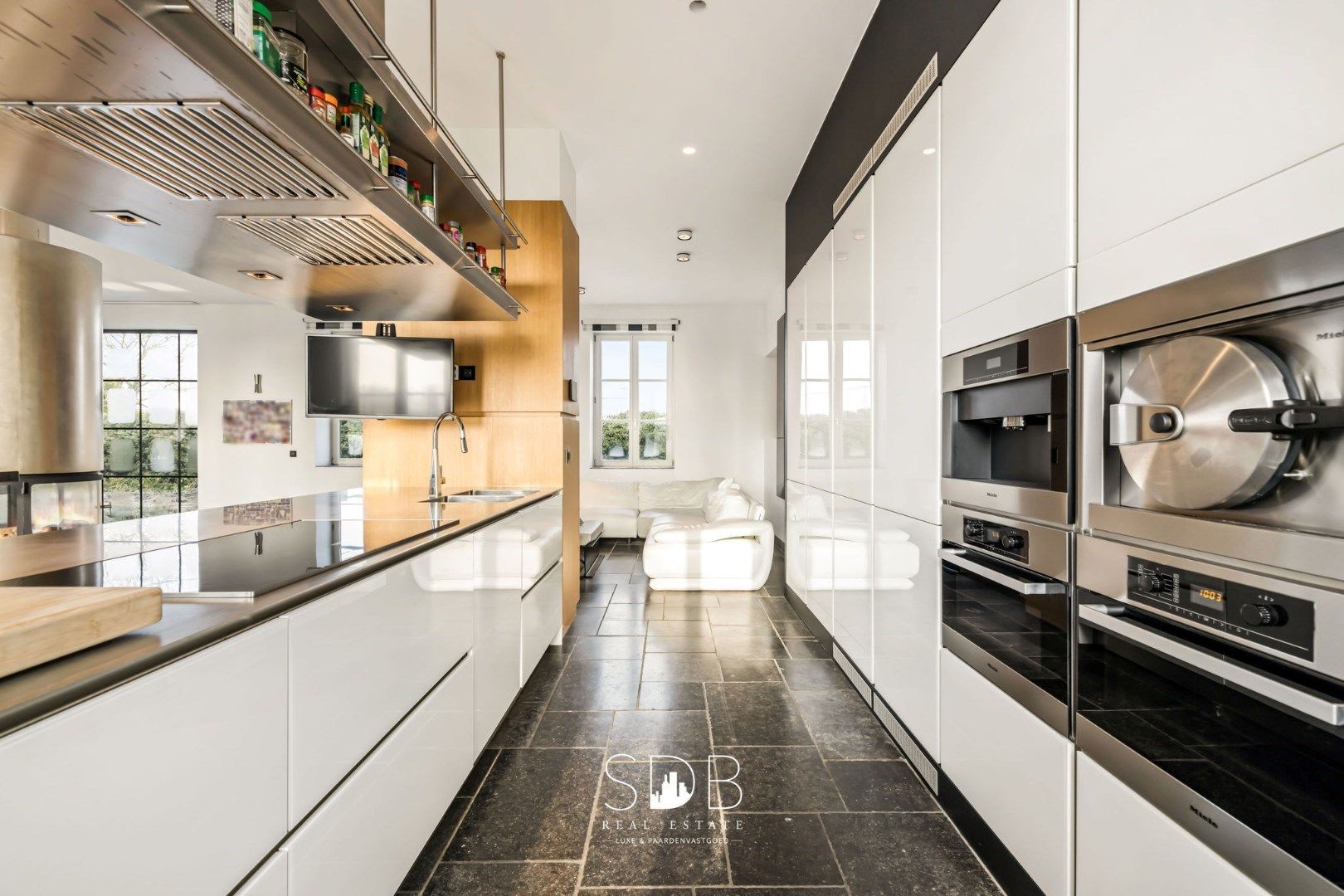 Prachtige villa in hoevestijl met bijgebouwen en akkerlanden/weilanden op 1,45ha foto 9