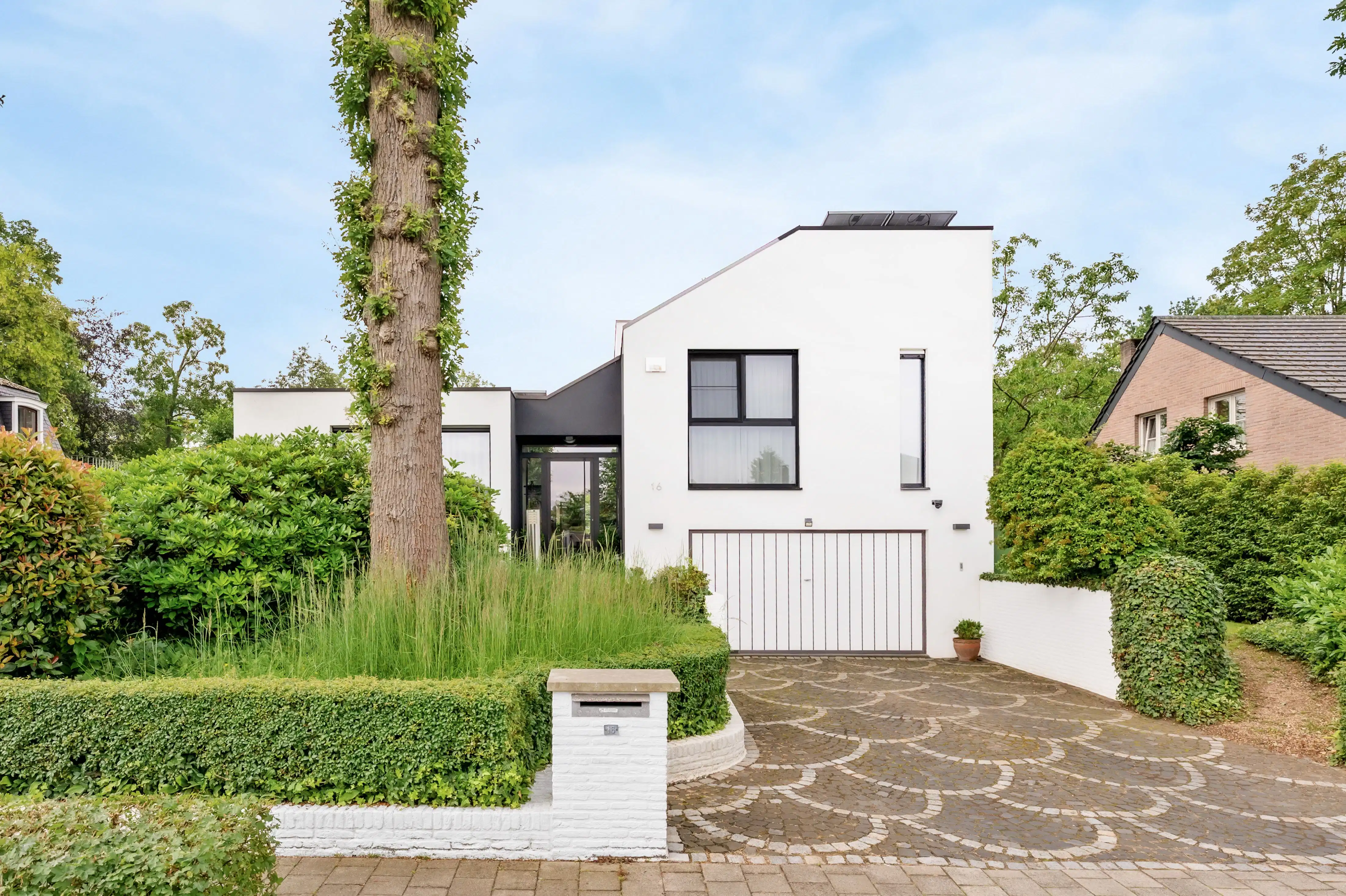 Stijlvolle split-levelvilla met veel licht en ruimte foto {{pictureIndex}}