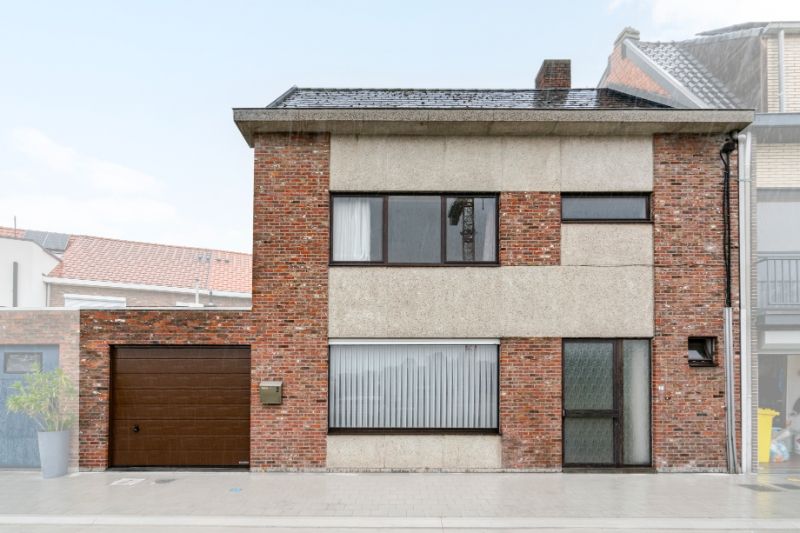 Woning aan de stadsrand foto {{pictureIndex}}