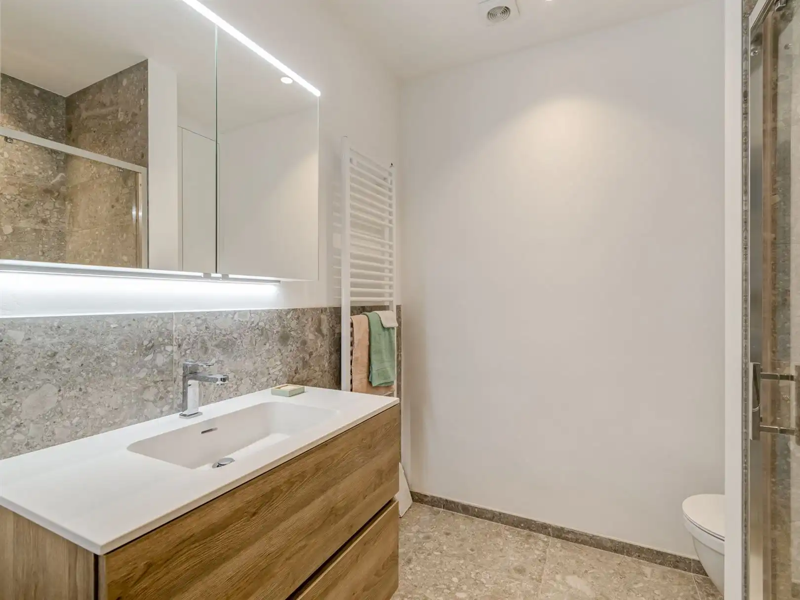 Licht en ruim 2-slaapkamerappartement met zuidwest georiënteerd terras.  foto 16