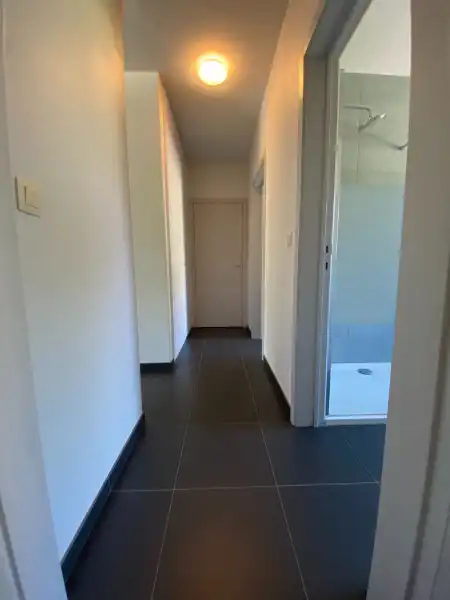 Gelijkvloers app. met 2 slpks, terras, tuin en parking foto 8