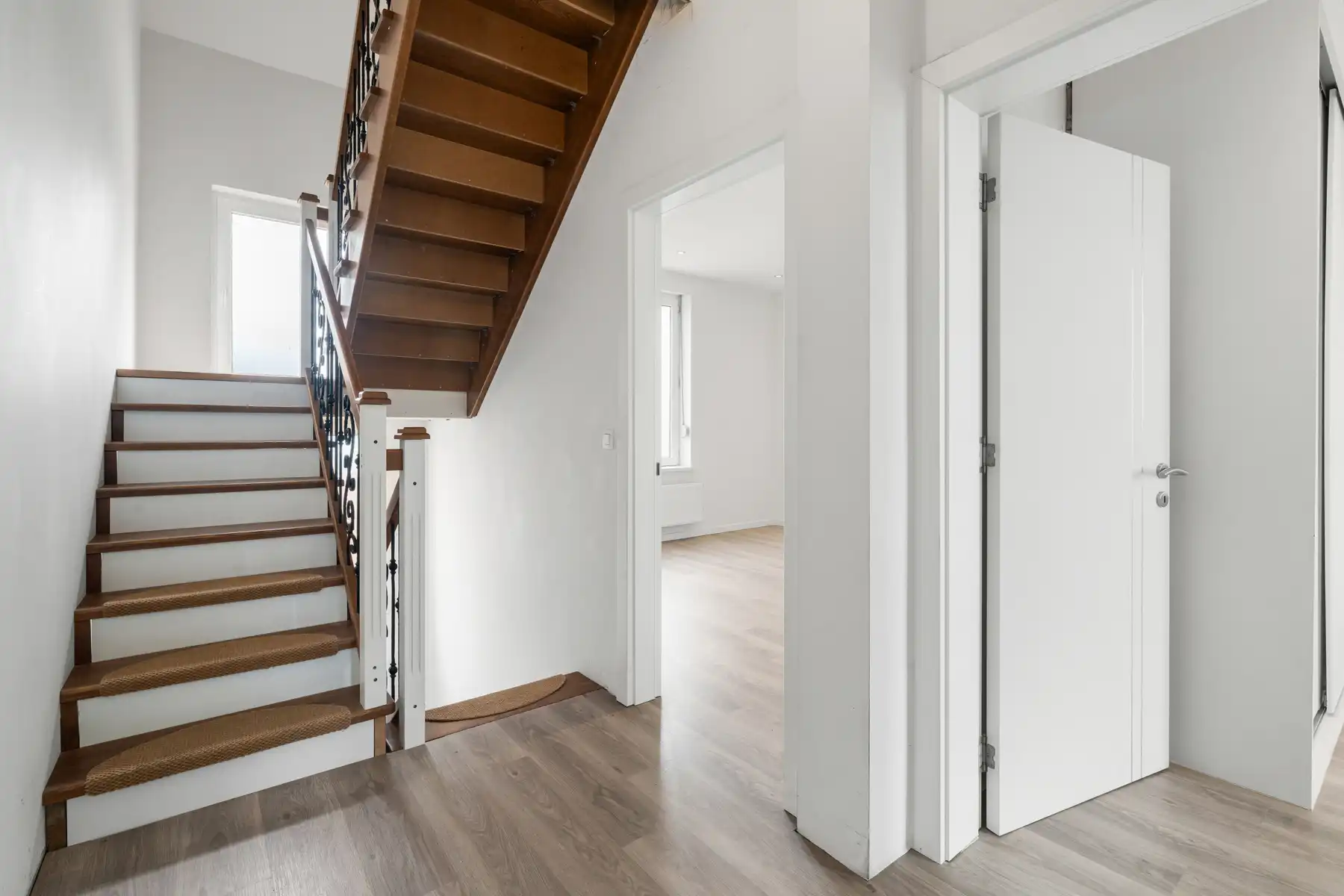 Verrassend ruime grotendeels al gerenoveerde woning, 4 slpks foto 2