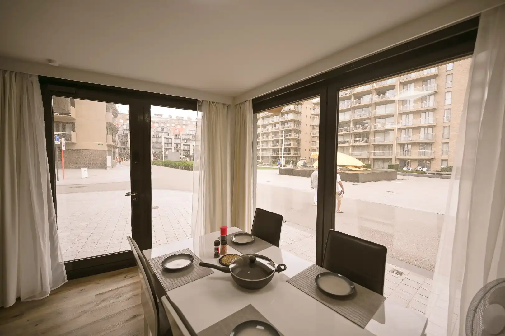 KNAP GELIJKVLOERS APPARTEMENT OP TOPLIGGING foto 4