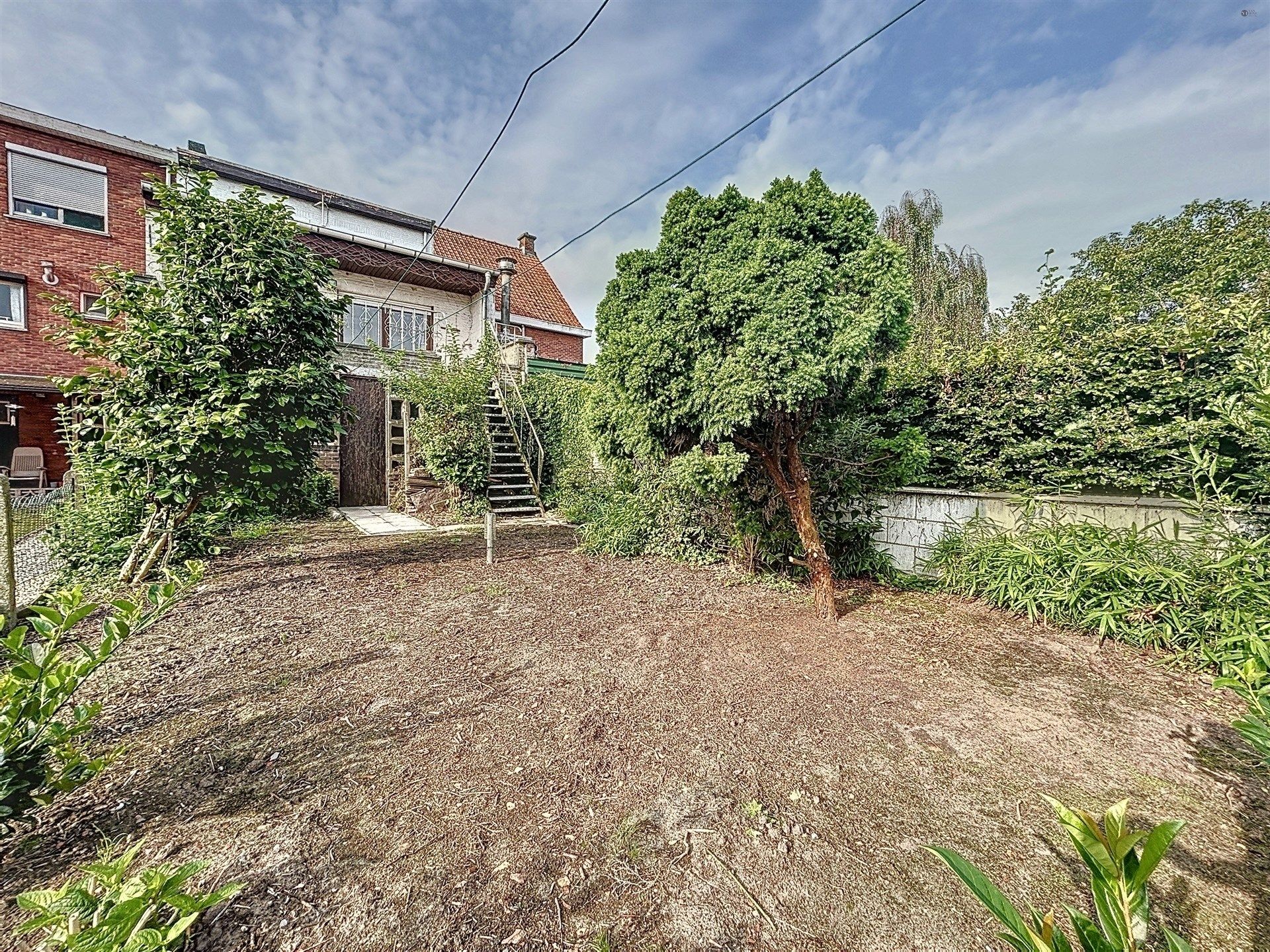 Gezellige bel-etage woning met 3 slaapkamers en zeer ruime garage foto 2