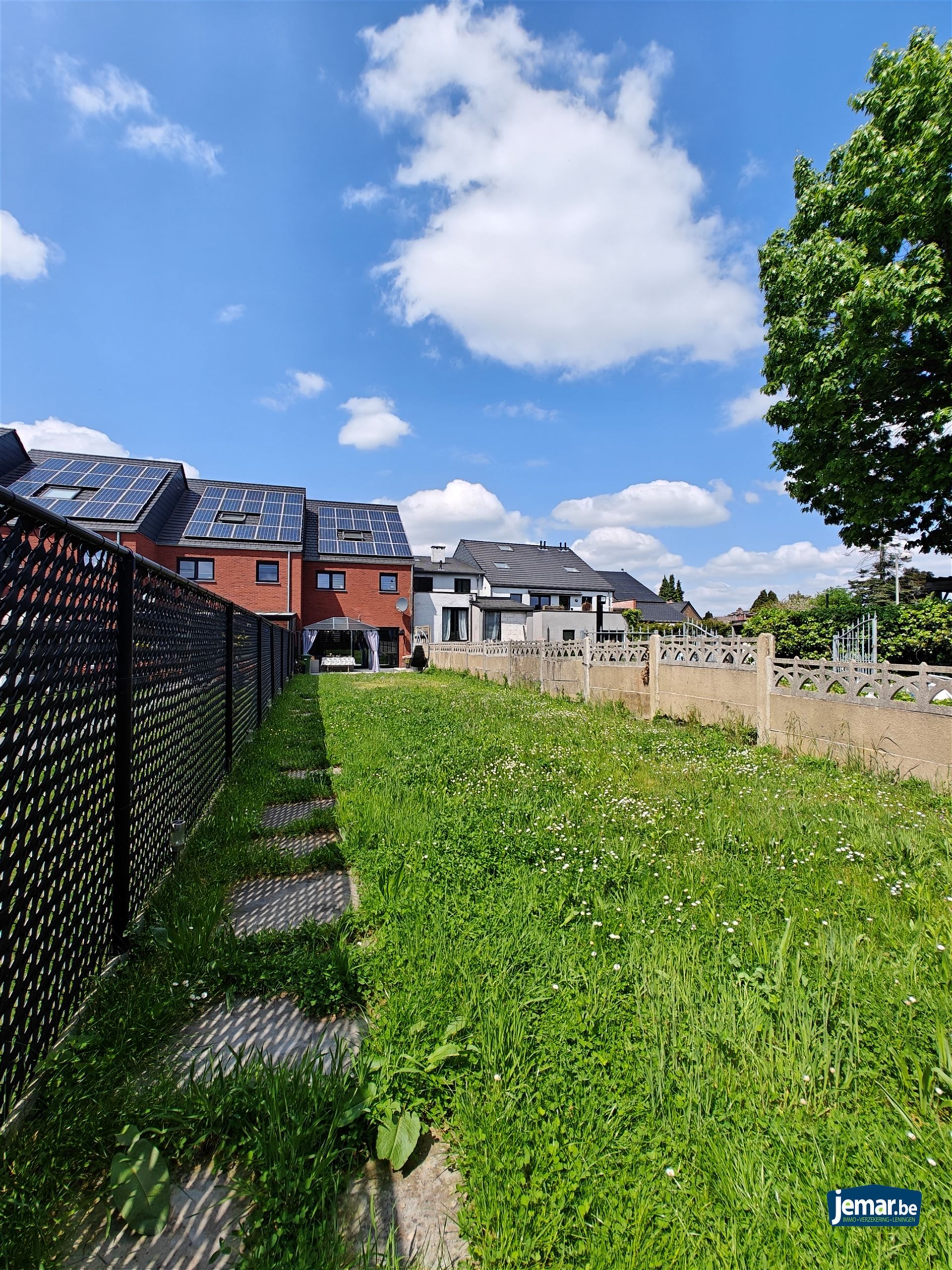 Woning met 5 slaapkamers, 2 badkamers en een grote garage foto 3