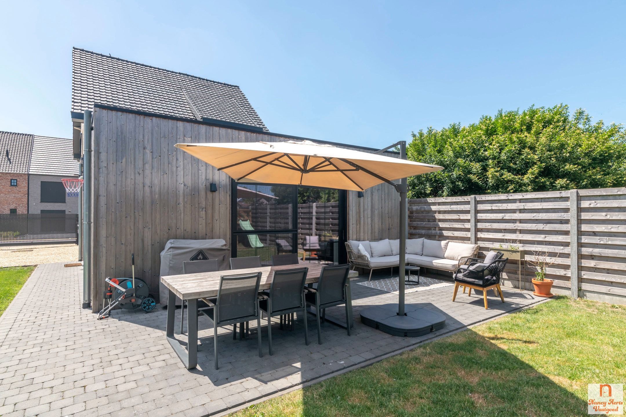 Volledig gerenoveerde woning met bijbouw en grote tuin foto 5