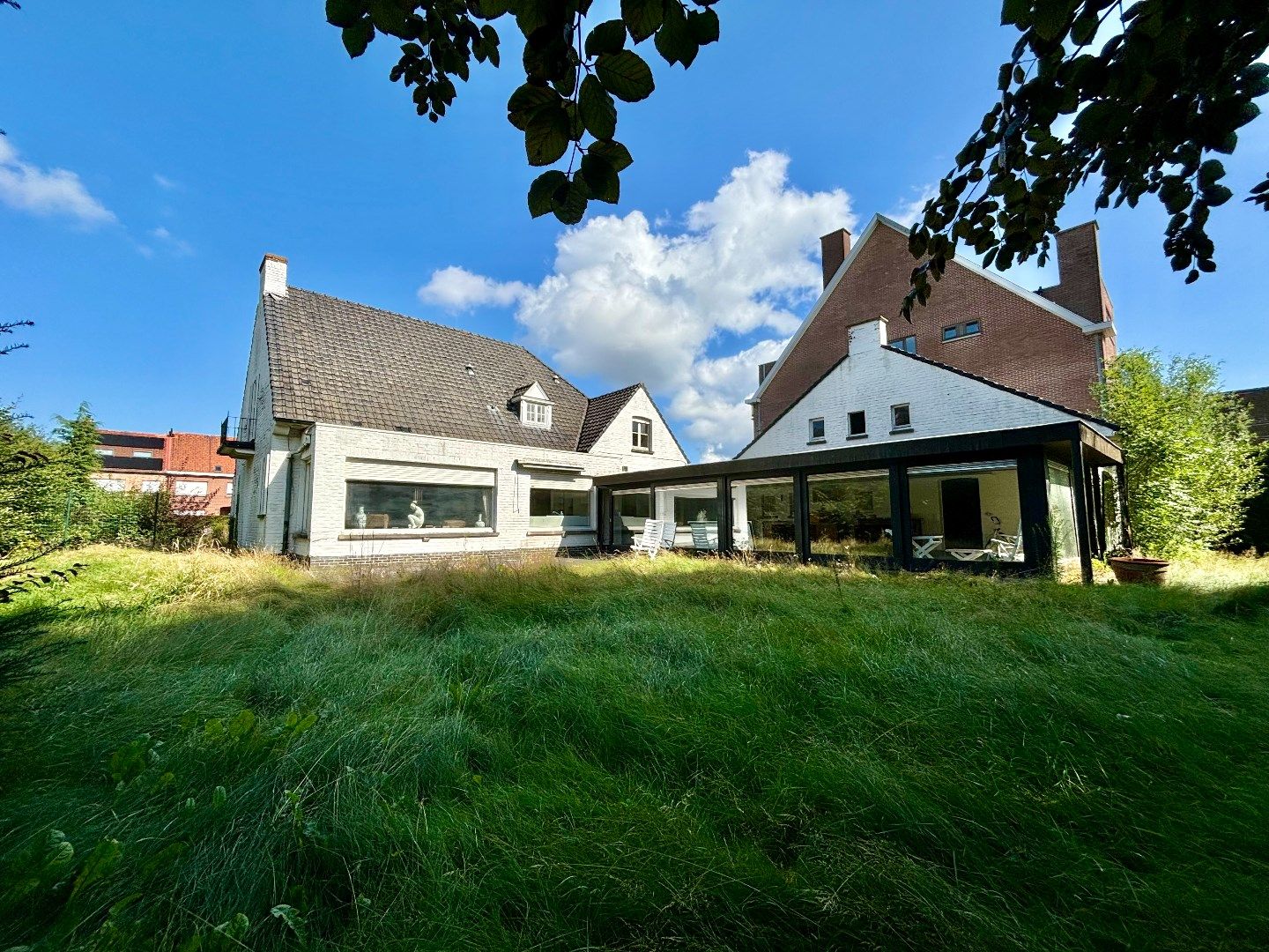 RUIME VILLA OP 1387M² MET VERANDA/PRAKTIJKRUIMTE, DUBBELE GARAGE  EN GROTE TUIN foto 3