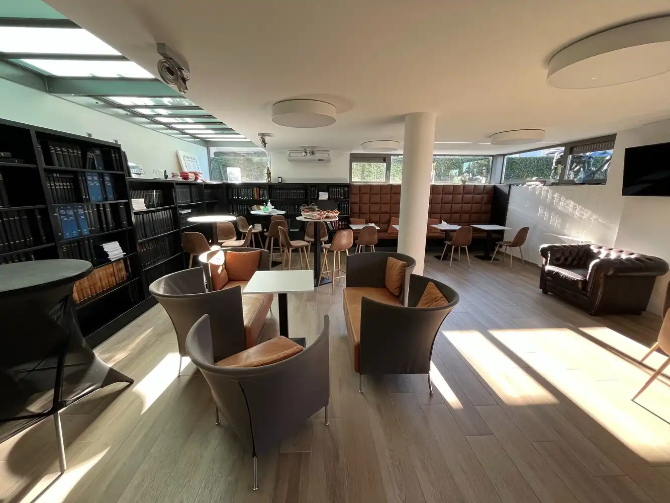 Kantoorgebouw met 54 parkeerplaatsen foto 23