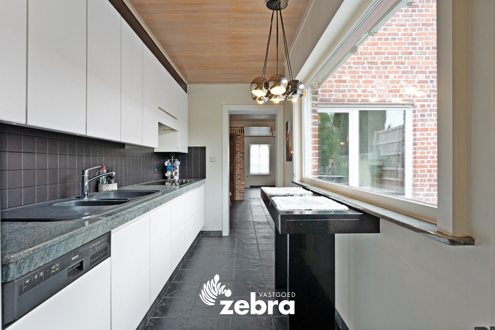 Licht op te frissen woning op een ruim perceel te centrum Roeselare! foto 7