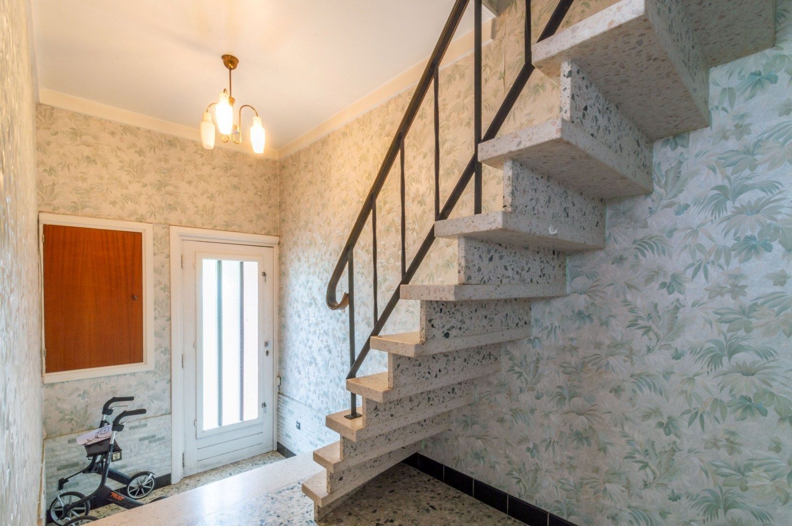 LICHTRIJKE, TE RENOVEREN 3-GEVEL WONING + GROTE TUIN! foto 12