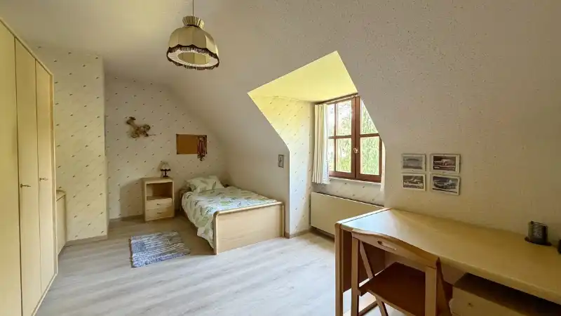 Stijlvolle villa van 275m² op 20 are met bureel, 4 slaapkamers, 2 bad-of douchekamers, dubbele garage foto 16