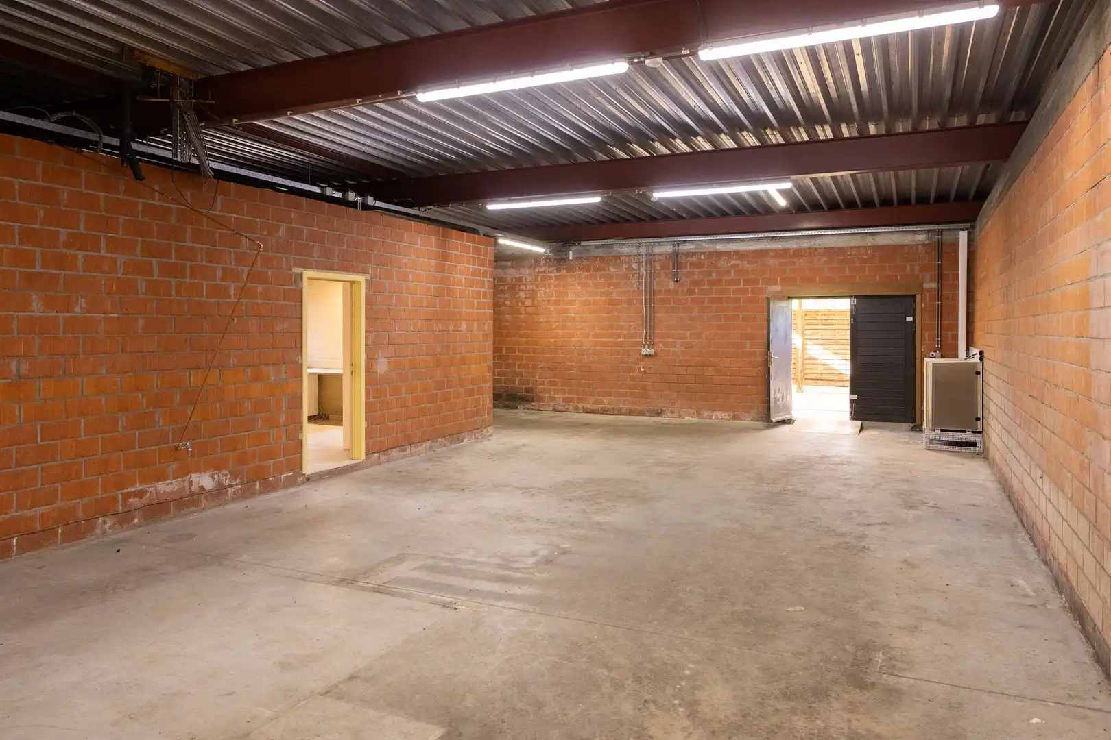 Handelspand, woning en Loods op commerciële ligging. foto 8