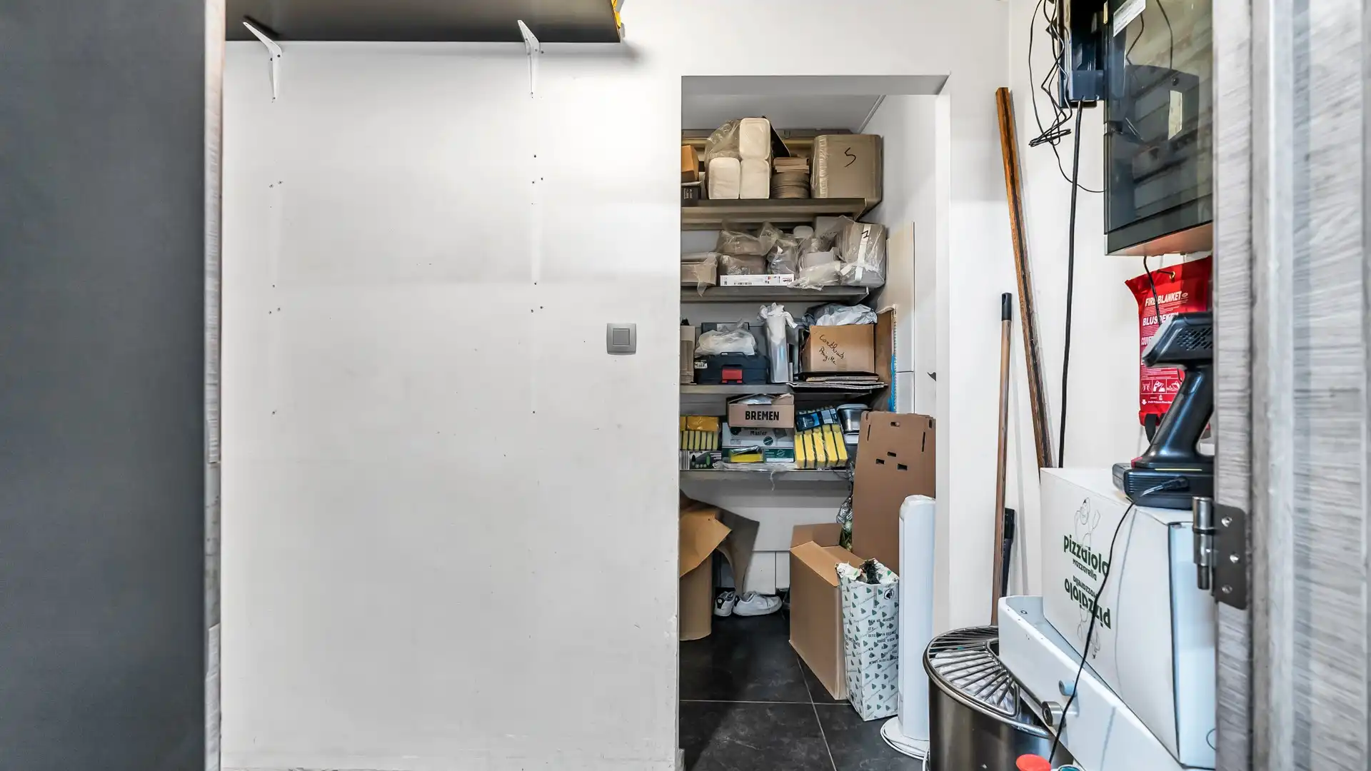 Wonen boven je zaak? Ontdek deze instapklare opportuniteit in het hart van Maasmechelen foto 11