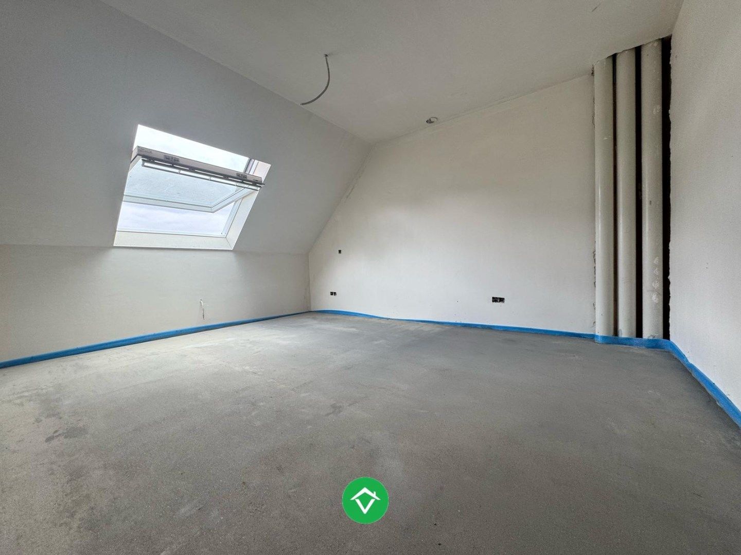 Halfopen nieuwbouwwoning met drie slaapkamers en carport in Moere foto 6