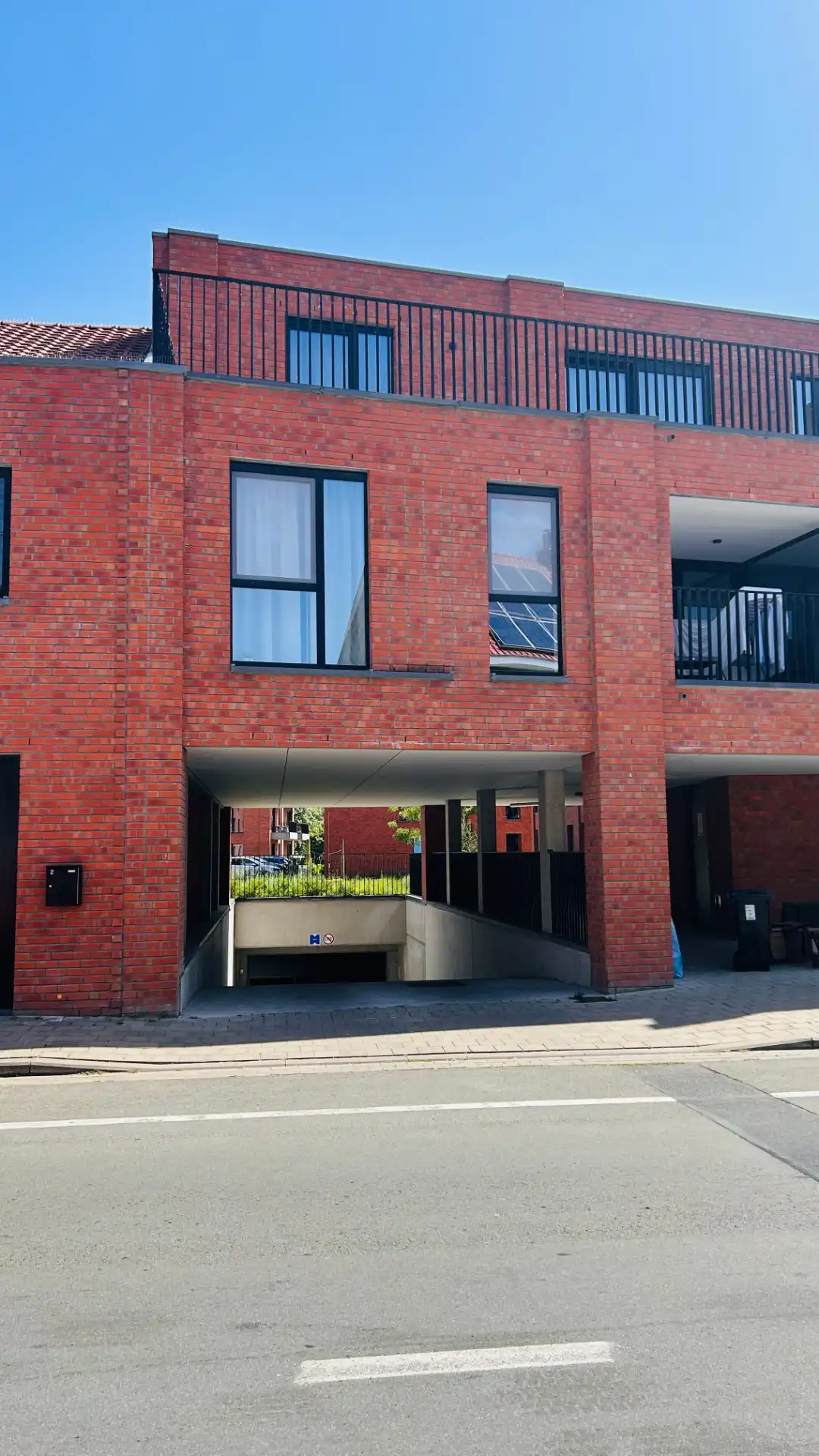 Diverse ondergrondse autostaanplaatsen te koop en/of te huur in centrum Deerlijk foto {{pictureIndex}}