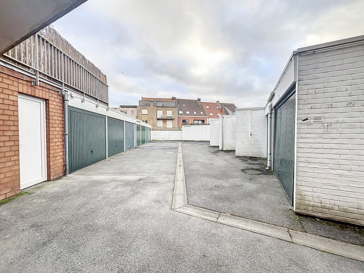 Mooie garagebox met afgesloten inrit in de Westkapellestraat te Heist foto 6