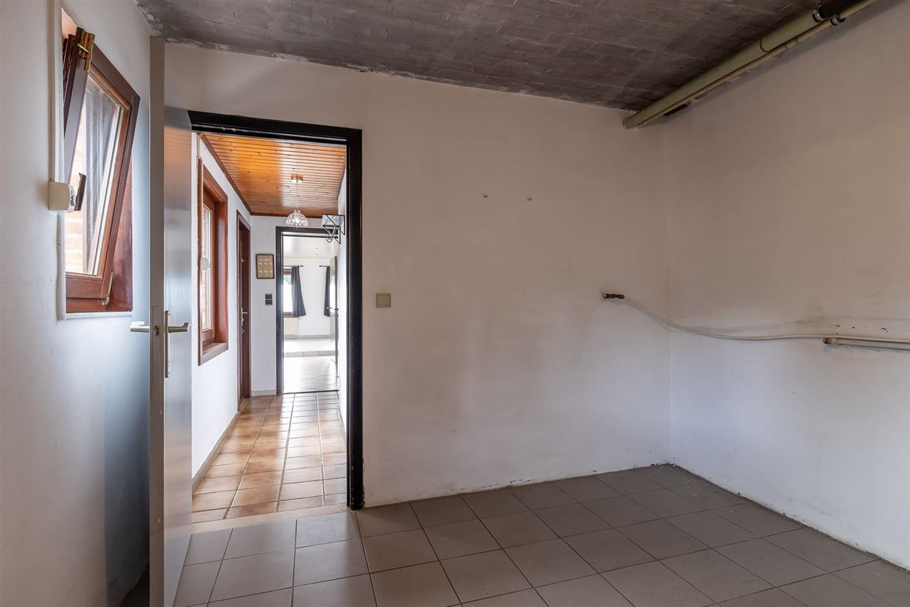 Vrijstaande woning met 3slk op 22a40ca op strategische ligging foto 18