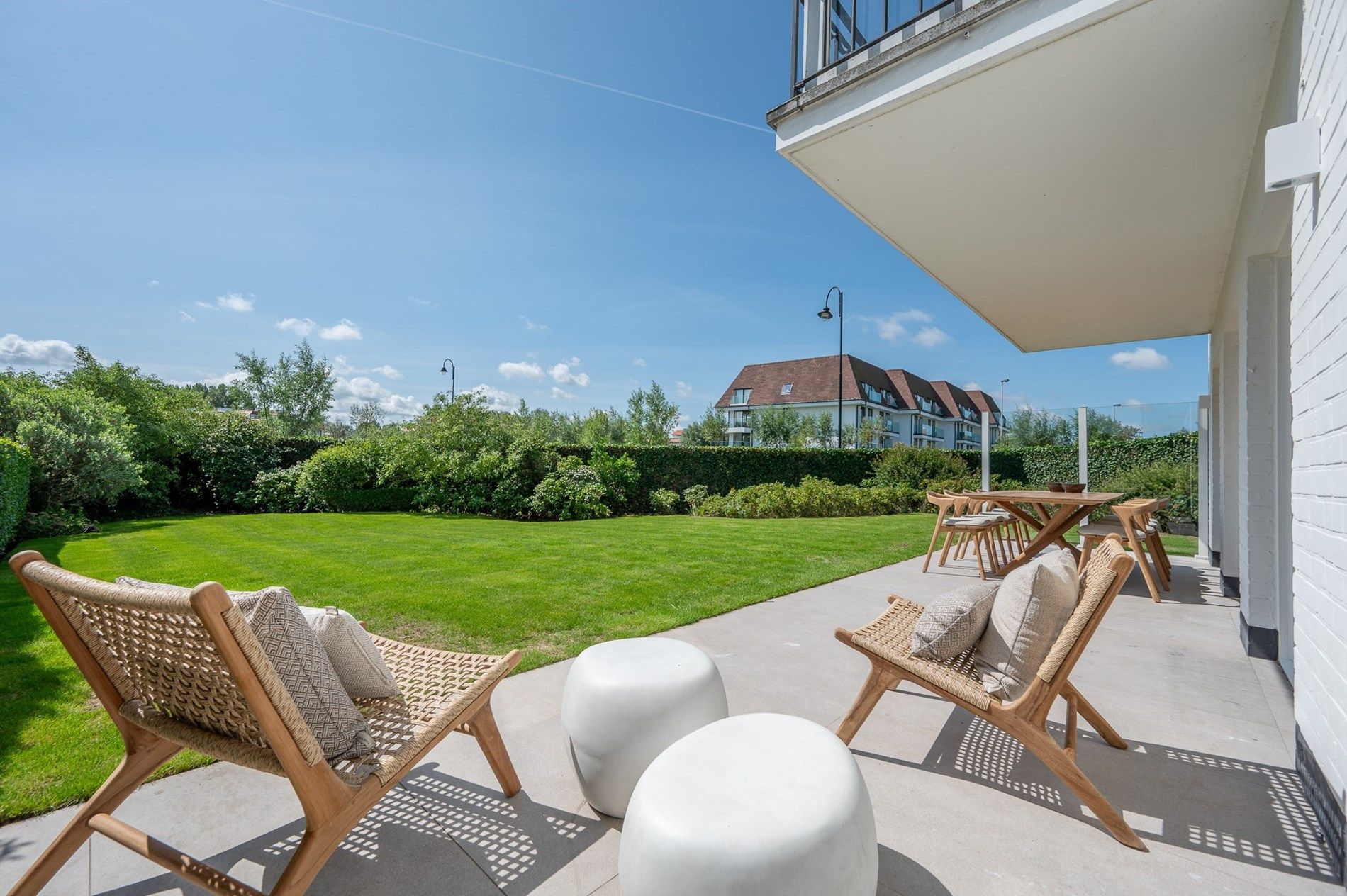 Magnifiek gerenoveerd HOEKappartement met tuin in een villaresidentie op enkele passen van  het strand, hartje Zoute.  foto 17