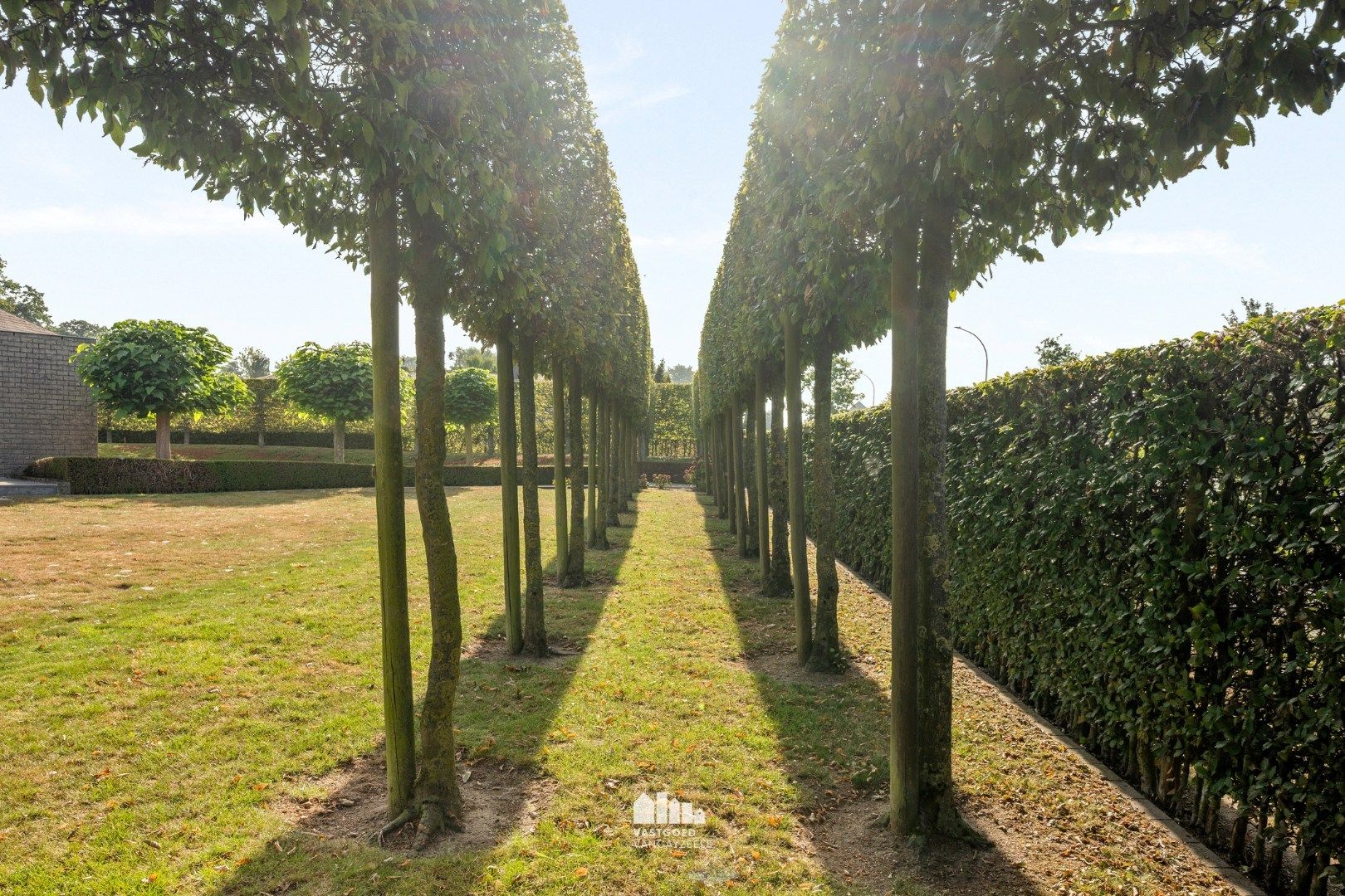 Goed onderhouden villa met grote tuin en twee garages op centrale ligging.   foto 29