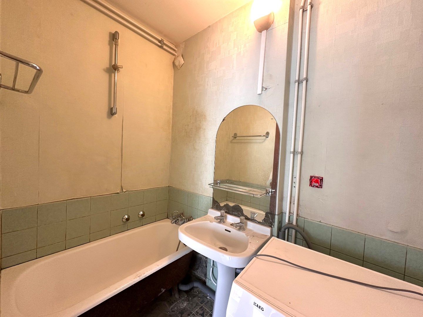 Te renoveren appartement met 2 slaapkamers en terras nabij het centrum van Tongeren foto 7