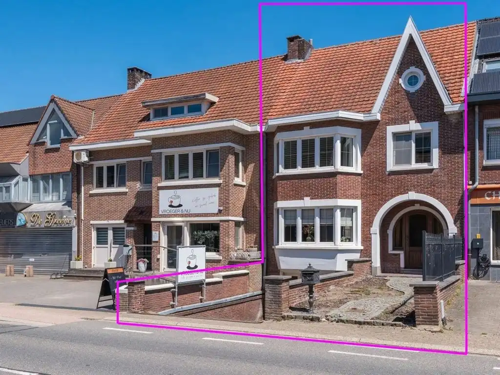 Hoofdfoto van de publicatie: Charmante woning in gesloten bebouwing met ruim terras, tuin en bijhorende carport, volledig onderkelderd met inpandige garage, in het centrum