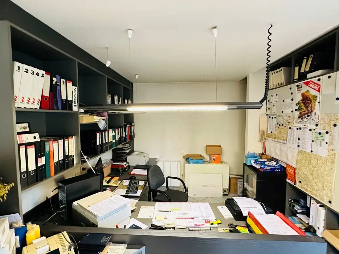 Ruim magazijn met kantoren met veel potentieel te Kuringen foto 7