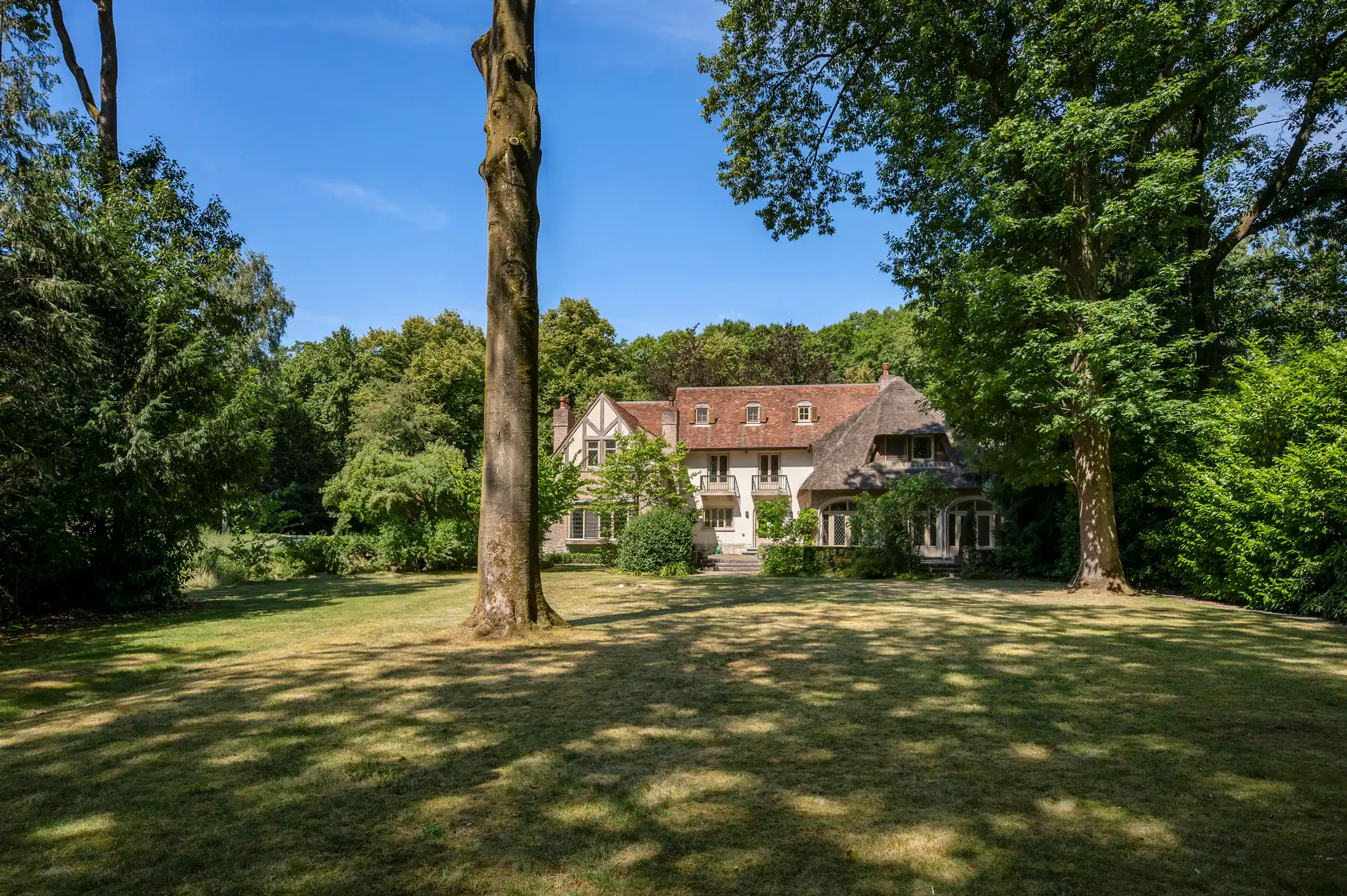 Karaktervolle villa met binnenzwembad in de "Lint" foto {{pictureIndex}}