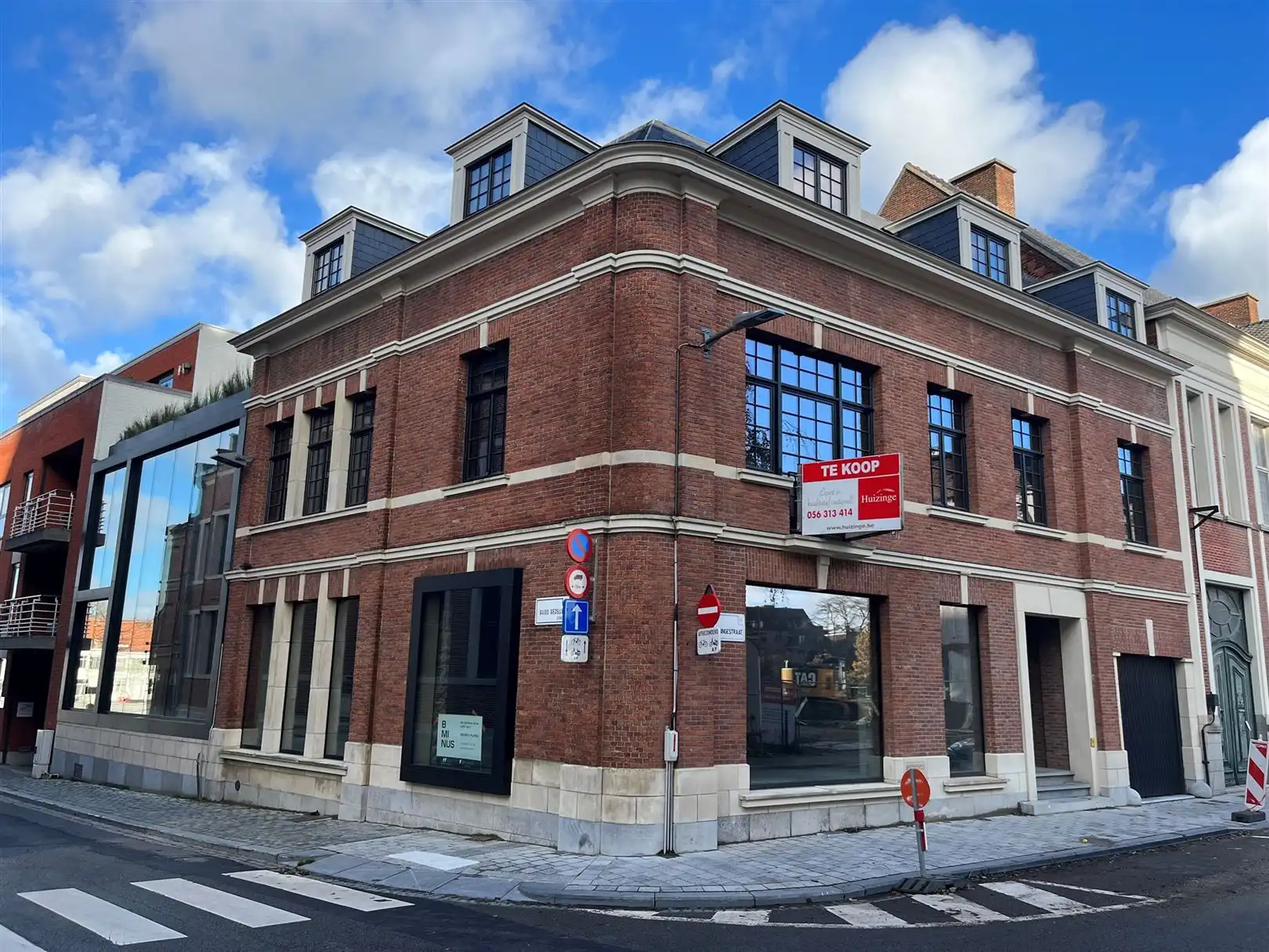 Volledig kantoorgebouw te koop of te huur foto {{pictureIndex}}